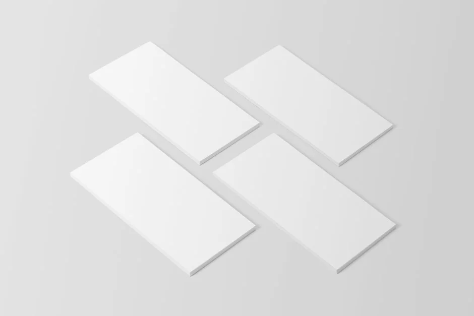 Un écran d’ordinateur moderne affichant un travail de web design, avec des visuels créatifs dans un espace de travail.